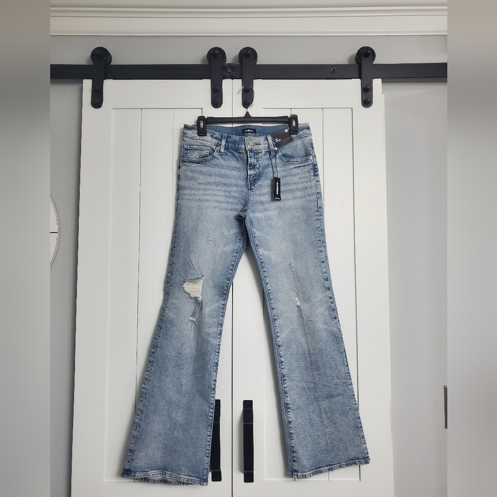 Express Women’s Boot Low Rise Ripped Jeans. NEW! Size 6R!
